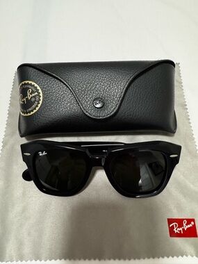 Ray-Ban Black Wayfarer Sunglasses with Black Case